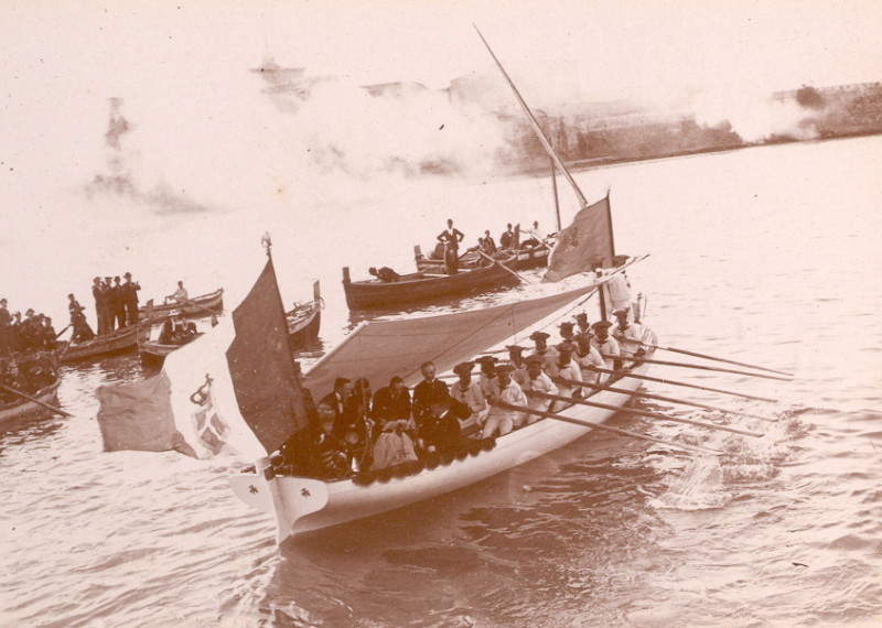 Barque officielle quittant le quai de Palerme avec la duchesse d'Aoste_ family of France_ Mickael of greece